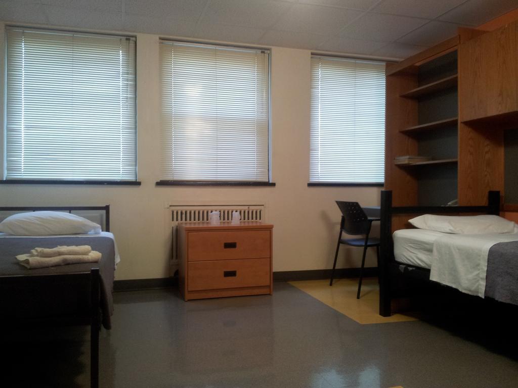 Universite De Moncton Bilik gambar